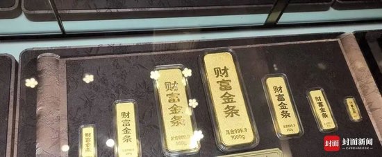 金价跌破900元大关，记者实探：金店生意火爆，有人连续一个月抄底失败