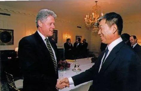  美国前总统克林顿（左）会见王军。