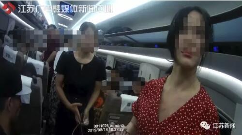 让座被打:好人难当?年轻女子高铁上让座未获感谢反遭殴打 △右一为当事女子王某