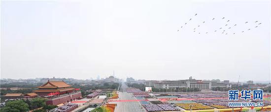 7月1日上午,庆祝中国共产党成立100周年大会将在北京天安门广场隆重举行。这是飞行庆祝表演。新华社记者 李响 摄
