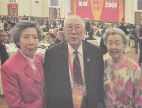 2009年，伍淑清（左）与父亲伍沾德（中）在北京人民大会堂出席祖国建国60周年庆宴会。