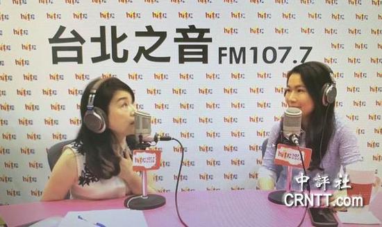  刘宥彤（右）上午接受周玉蔻《蔻蔻早餐》专访。