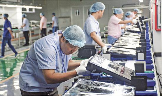 6月10日，惠科产业新城3000万台智能电视机首开项目暨300万台智能电视机生产项目在广西北海市工业园区投产。图/中新