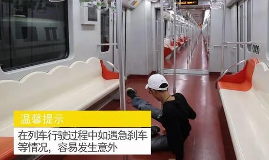 倚老卖老:大爷自带板凳出行:年轻人很累 我们不能倚老卖老