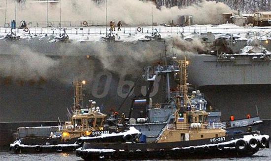 庫茲涅佐夫海軍元帥”號近來的一系列狀況，不僅使俄羅斯遺憾退出“眾弱之首”的爭奪，還讓俄羅斯未來幾年都斷了使用航母的念想（圖片來源：推特）