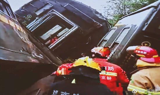 T179次旅客列车行驶至湖南郴州永兴县境内时脱轨，车厢发生侧翻。图/中国消防官微