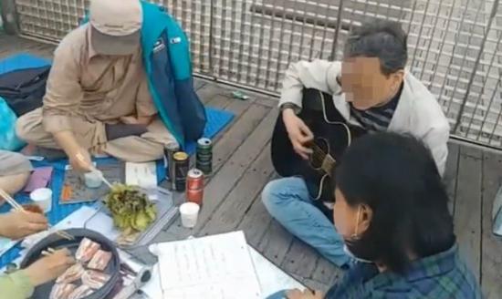 海外网韩国民众三星太子家门口示威：吃着烤肉 唱着歌