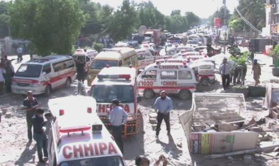  大量急救车辆聚集在爆炸现场。（图源：《黎明报》）