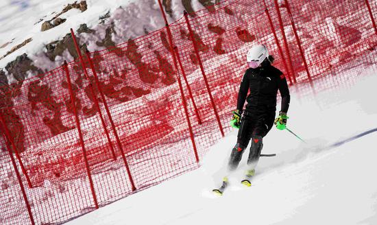△中国高山滑雪队队员张玉营在北京冬奥会延庆赛区场地进行回转训练。（总台国广记者李晋拍摄）