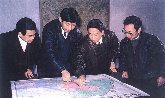 图为：1991年12月，习近平同志与同事讨论福州市战略规划设想。