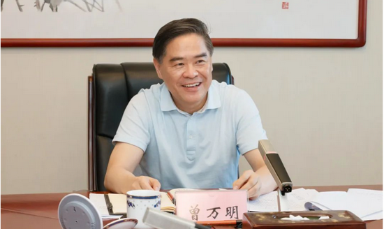 他早年一直在四川省工作,曾历任彭州市长,大邑县委书记,成都市副市长