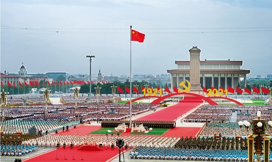 2021年7月1日上午，庆祝中国共产党成立100周年大会在北京天安门广场隆重举行。习近平总书记在大会上庄严宣告，我们实现了全面建成小康社会的第一个百年奋斗目标。图为庆祝大会现场。　李舸/摄