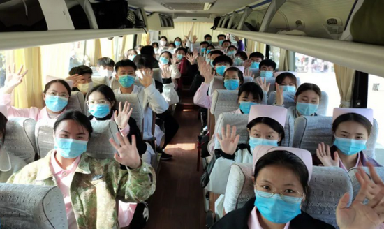 甘肃省卫生职业学院首批抗击新冠肺炎疫情驰援队伍乘车前往一线