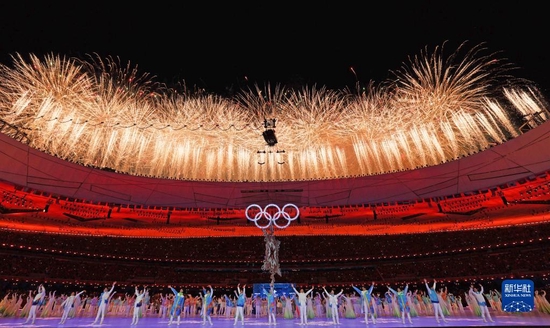 2022年2月20日晚，北京第二十四届冬季奥林匹克运动会闭幕式在国家体育场举行。这是焰火表演。新华社记者 曹灿 摄