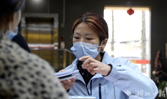 图为：甘如意在重点场所检查疫情防控措施