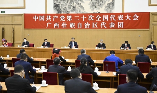 2022年10月17日，习近平同志参加党的二十大广西代表团讨论。新华社记者 谢环驰 摄