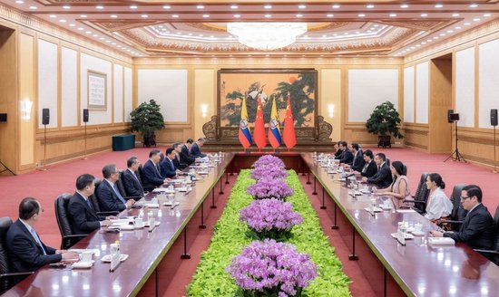 6月27日上午，国家主席习近平在北京人民大会堂会见来华出席夏季达沃斯论坛的厄瓜多尔总统诺沃亚。新华社记者 翟健岚 摄