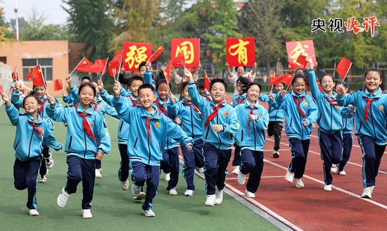 【央视快评】坚持把未成年人思想道德建设作为战略性基础性工作来抓