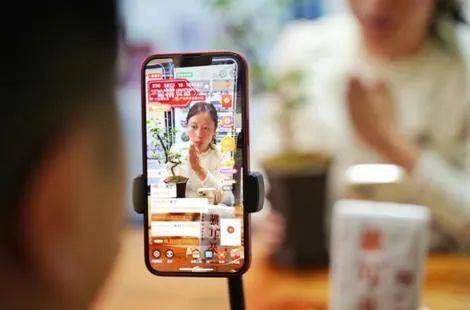 △茶农向网友介绍勐海普洱茶。