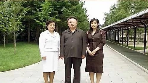 2005年，玄贞恩母女与金正日在朝鲜会面，右一为女儿郑志伊。