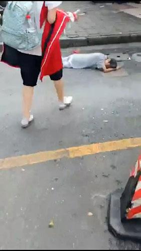 老太太摔倒:3名小女生遇上摔倒的老奶奶 这波操作太机智(图)