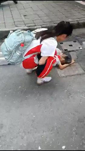 老太太摔倒:3名小女生遇上摔倒的老奶奶 这波操作太机智(图)