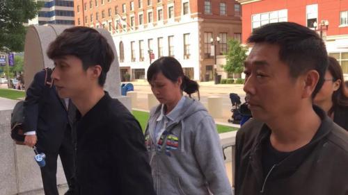 章父章荣高(右)、母叶丽凤(中)、弟弟章新阳(左)。(图片来源:美国《世界日报》特派员黄惠玲╱摄影) 章父章荣高(右)、母叶丽凤(中)、弟弟章新阳(左)。(图片来源:美国《世界日报》特派员黄惠玲╱摄影)