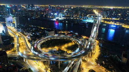 这是上海南浦大桥夜景（2017年4月13日摄，无人机照片）。新华社记者 丁汀 摄
