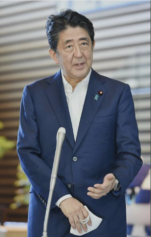  19日下午，在首相官邸接受采访的安倍（共同社）