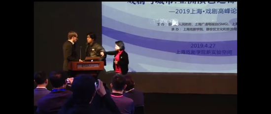 上海戏剧学院校花 Scott教授(左)、“多杰”(中)和“上戏女学生”(右)