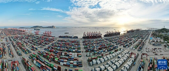 俯瞰上海洋山港码头（4月6日摄，无人机照片）。新华社记者 方喆 摄