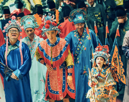 · 《人生大事》中“活人葬礼”的桥段。