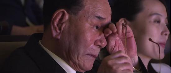 △金永男擦拭泪水(图片来自韩国媒体视频)