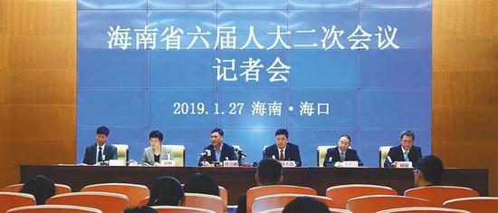 1月27日下午，海南省六届人大二次会议记者会在省博物馆多功能厅召开，本次记者会的主题为&ldquo;海南省经济工作及自贸区建设&rdquo;。海南日报记者李英挺 摄