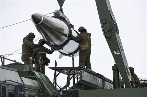 资料图片：俄军为“伊斯坎德尔”发射车装填战术导弹。（图片来源于网络）