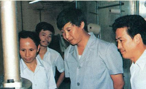 1988年8月10日，习近平在霞浦县调研工业。（出自《摆脱贫困》一书）