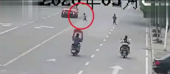 熊孩子3分钟横穿马路13次 悲剧发生了