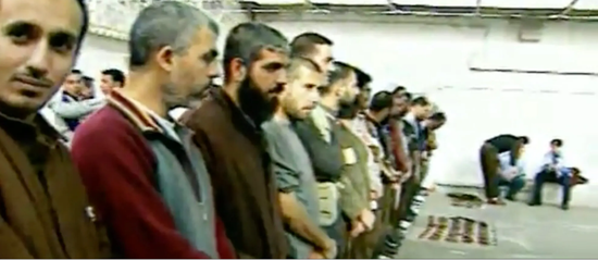  ·2006年，在监狱中参加宗教活动的辛瓦尔（左二）。