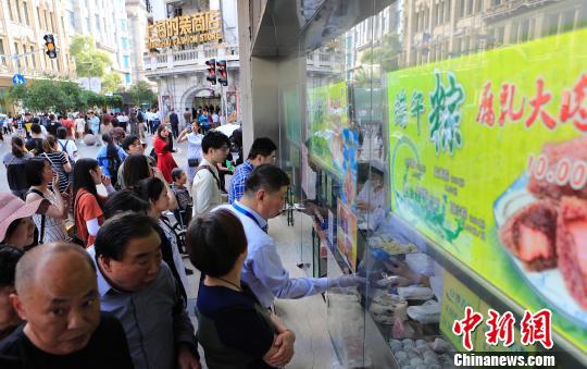 民众排队购买上海老字号生产的粽子。　殷立勤 摄