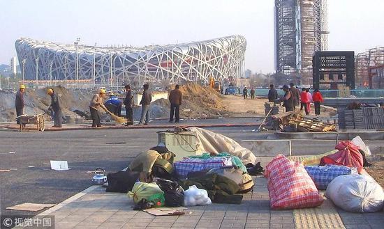 伦敦奥运会烟花 2008年4月12日,北京,随着“鸟巢”建设工程的逐渐完成,建设者们也分批离开国家体育场工地。图片来自视觉中国