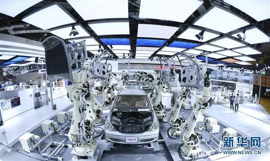 装备展区日本那智不二越公司展台拍摄的超高速点焊SRA系列机器人