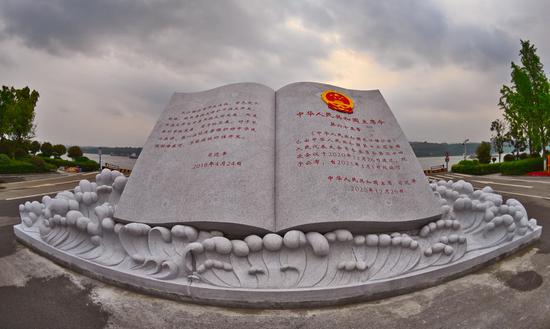 昔日化工厂变身的公园里，矗立着长江大保护的纪念雕塑。（湖北日报全媒记者 刘曙松 摄）