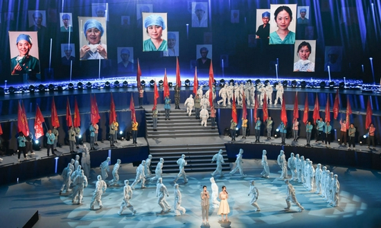 2021年6月26日，在武汉举行的湖北省庆祝中国共产党成立100周年文艺晚会上再现抗疫英雄群像。