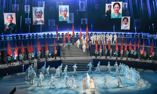 2021年6月26日,在武汉举行的湖北省庆祝中国共产党成立100周年文艺晚会上再现抗疫英雄群像。
