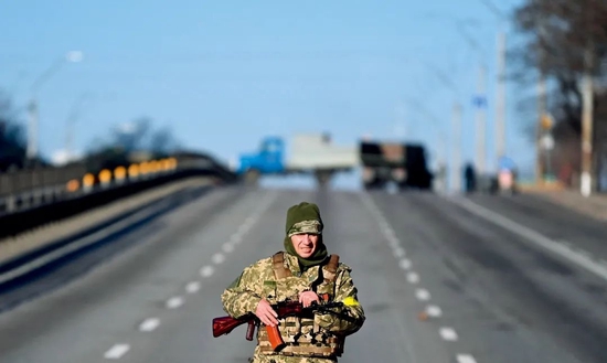 　2月26日，乌克兰士兵在基辅西部一处公路巡逻。图/人民视觉