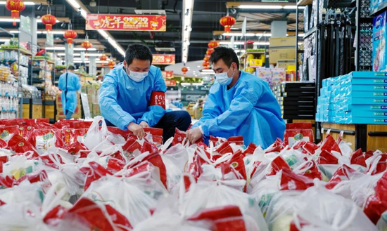 △2022年4月17日,上海市奉贤区西渡街道社区发展综合服务中心的工作人员入驻超市,承担分拣配货等工作。