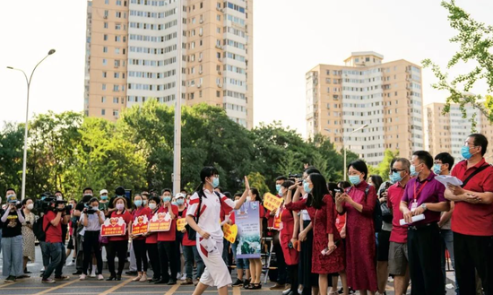 △2020年7月,北京,人大附中考点外,一名考生入场前和老师隔空“击掌”。