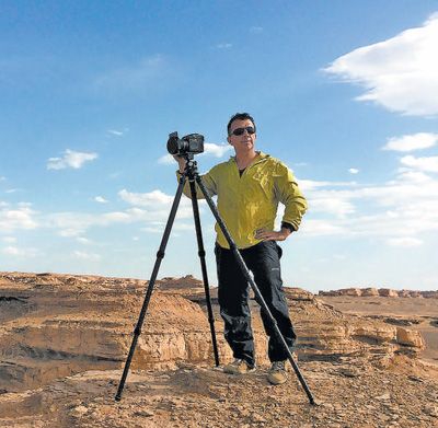 蒂埃里在甘肃敦煌拍摄风景。