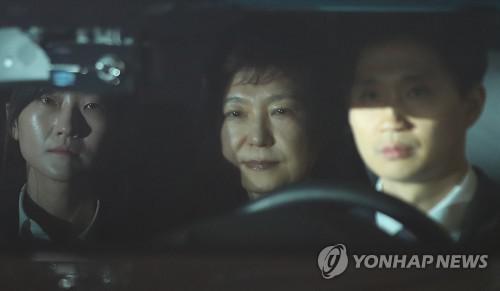 资料图：朴槿惠遭逮捕后，被移送至拘留所（韩联社）