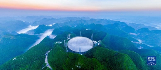 晨曦中的“中国天眼”全景(无人机照片,2022年7月25日维护保养期间拍摄)。新华社记者 欧东衢 摄